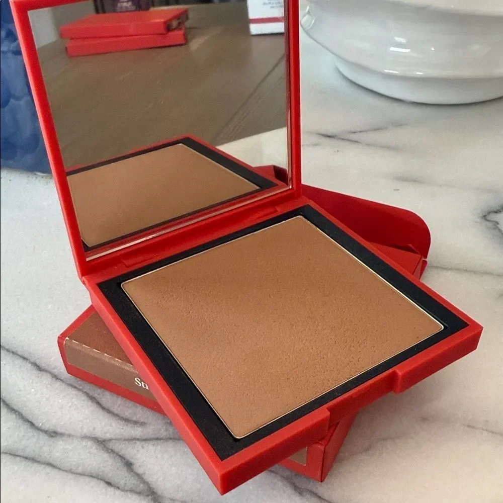HUNG VANNGO BEAUTY Soft Focus Blurring Matte Powder Bronzer
